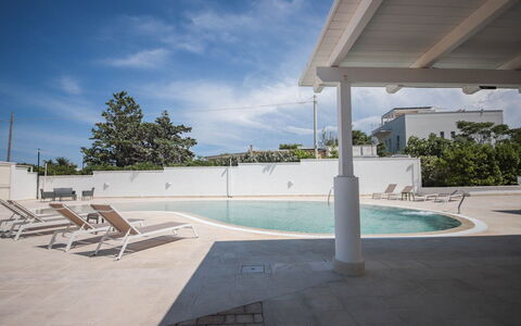 Villa Azzurra Seaview In Monopoli, Puglia: Agua, Cielo, Nube, Planta, Piscina, Árbol, Sombra, Ocio, Material Compuesto, Paisaje