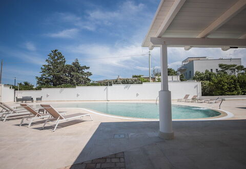 Villa Azzurra Seaview In Monopoli, Puglia: Agua, Cielo, Nube, Planta, Piscina, Árbol, Sombra, Ocio, Material Compuesto, Paisaje