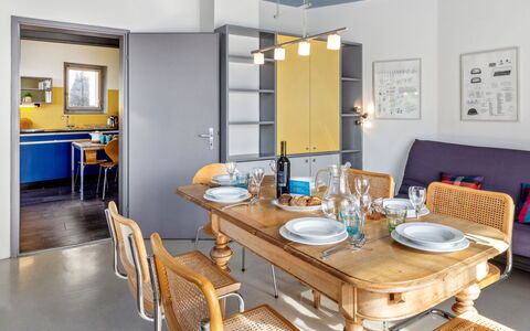 Egner- Apt.panorama: Mesa, Mueble, Propiedad, Silla, Vajilla, Madera, Diseño De Interiores, Cocina Y Comedor Mesa, Sofá, Marco