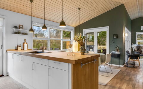 Frederikka - 1.9Km from the Sea: Cocina, Mostrador, Diseño De Interiores, Mueble, Piso, Gabinetes, Madera, Techo, Lámpara, Suelo