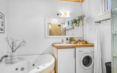 Frederikka - 1.9Km from the Sea: Baño, Diseño De Interiores, Arreglo De Tubería, Piso, Suelo, Lavabo, Grifo, Techo, Lavabo Del Baño, Mueble De Baño