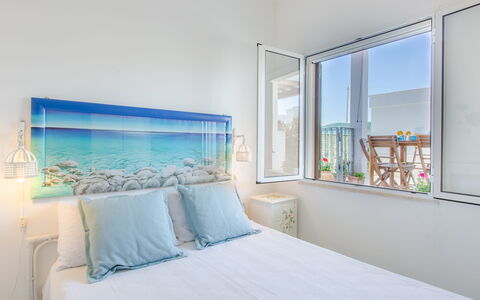 Casa Laura: Azul, Diseño De Interiores, Habitación, Mar, Linos, Departamento, Lecho, Oceano, Balcón, Cama