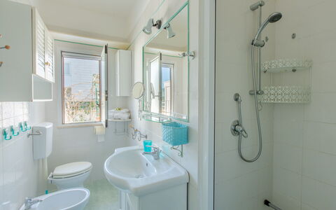 Casa Laura: Diseño De Interiores, Piso, Suelo, Arreglo De Tubería, Baño, Techo, Habitación, Lavabo Del Baño, Casa, Lavabo