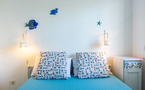 Casa Laura: Azul, Habitación, Pared, Sábana, Lecho, Cama, Linos, Diseño De Interiores, Textil, Mueble
