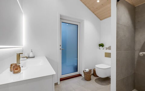 Corina - 850M to the Fjord: Piso, Suelo, Madera, Arreglo De Tubería, Diseño De Interiores, Techo, Baño, Lavabo, Grifo, Casa
