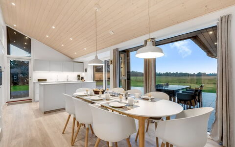 Corina - 850M to the Fjord: Madera, Techo, Madera Dura, Suelos De Madera, Cocina Y Comedor Mesa, Lámpara, Tablón, Sala, Candelabro