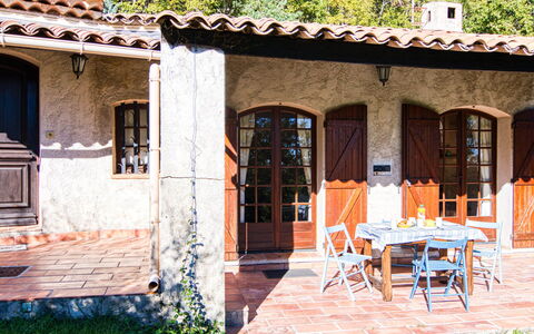 Villa Camille: Edificio, Mueble, Planta, Mesa, Ventana, Puerta, Silla, Árbol, Sombra, Ocio