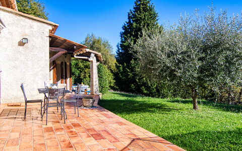 Villa Camille: Cielo, Planta, Naturaleza, Edificio, Paisaje Natural, Árbol, El Terreno Del Lote, Superficie De La Carretera, Hierba, Madera