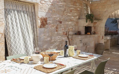 Country Trullo Rosso With Jacuzzi Alberobello: Mesa, Propiedad, Vajilla, Comida, Madera, Diseño De Interiores, Botella, Manteles, Suelo, Cortina