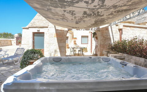 Country Trullo Rosso With Jacuzzi Alberobello: Agua, Planta, Propiedad, Azul, Azur, Edificio, Bañera, Arquitectura, Diseño De Interiores