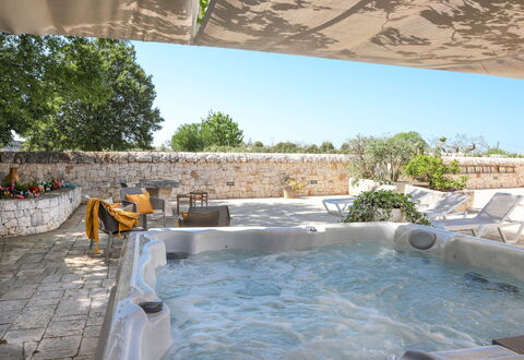 Country Trullo Rosso With Jacuzzi Alberobello: Agua, Propiedad, Cielo, Planta, Piscina, Bañera, Árbol, Material Compuesto, Sombra, Ocio