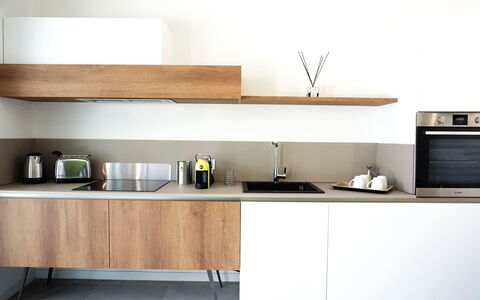Apartments In Villa Selva, Locorotondo, Puglia: Gabinetes, Propiedad, Mueble, Mostrador, Cocina, Electrodoméstico, Edificio, Fregadero, Grifo, Madera