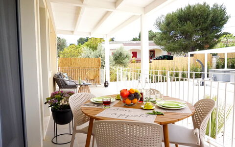 Apartments In Villa Selva, Locorotondo, Puglia: Mesa, Mueble, Planta, Propiedad, Silla, Edificio, Vajilla, Maceta, Mesa Al Aire Libre, Textil