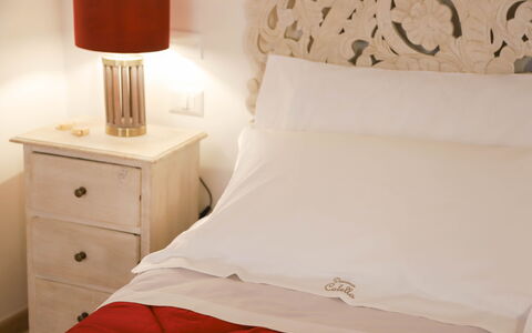 Country Trullo Verde, Wifi, Alberobello: Propiedad, Comodidad, Textil, Diseño De Interiores, Madera, Lámpara, Almohada, Cajón, Madera Dura, Cama