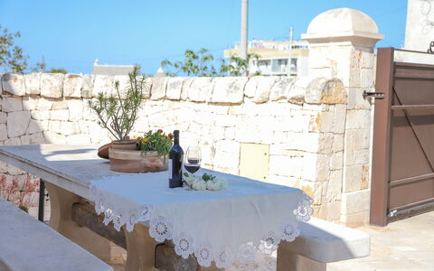 Country Trullo Verde, Wifi, Alberobello: Cielo, Tiempo De Día, Propiedad, Mesa, Azur, Silla, Planta, Mueble Para Exteriores, Mesa Al Aire Libre, Manteles