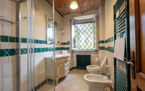 Montelucci Chianti Agrivilla: Propiedad, Lavabo, Arreglo De Tubería, Espejo, Grifo, Baño, Ventana, Diseño De Interiores, Arquitectura