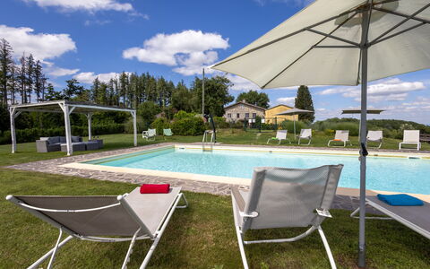 Montelucci Chianti Agrivilla: Agua, Nube, Cielo, Mueble, Propiedad, Piscina, Edificio, Sombra, Planta, Mueble Para Exteriores