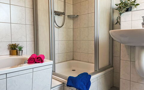 Ostseeblick: Planta, Arreglo De Tubería, Propiedad, Grifo, Lavabo, Baño, Púrpura, Diseño De Interiores, Suelo