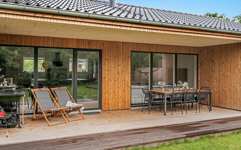 Liutulf - 350M to the Fjord: Mueble, Diseño De Interiores, Piso, Suelo, Techo, Habitación, Silla, Mesa, Departamento, Cocina Y Comedor Mesa
