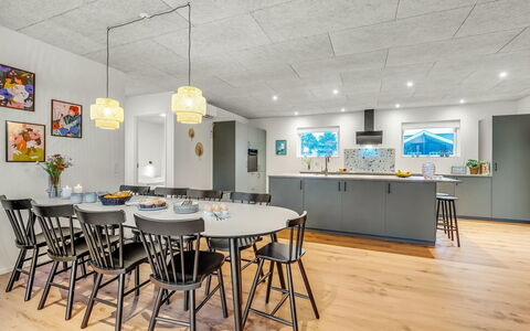Liutulf - 350M to the Fjord: Mueble, Diseño De Interiores, Piso, Suelo, Techo, Habitación, Silla, Mesa, Departamento, Cocina Y Comedor Mesa