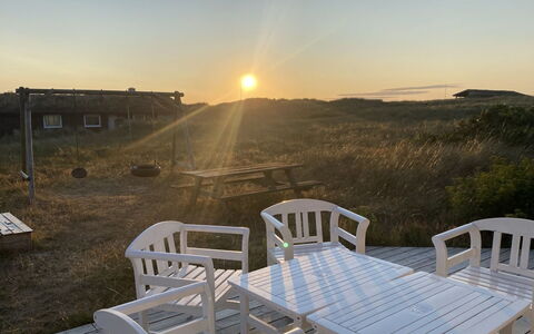 Adrienne - 490M from the Sea: Cielo, Mueble, Horizonte, Oscuridad, Puesta De Sol, Dom, Amanecer, Mueble Para Exteriores, Mesa Al Aire Libre, Resplandor Crepuscular