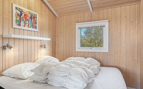 Adrienne - 490M from the Sea: Madera, Habitación, Cama, Techo, Diseño De Interiores, Lecho, Sábana, Casa, Marco De La Cama, Habitación