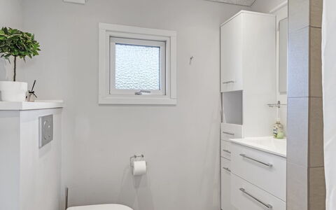 Adrienne - 490M from the Sea: Arreglo De Tubería, Baño, Piso, Pared, Diseño De Interiores, Suelo, Lavabo, Lavabo Del Baño, Mueble De Baño, Baño