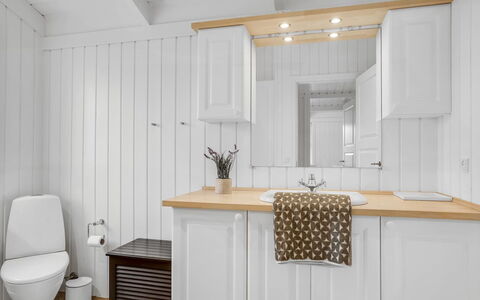 Ljupco - 950M from the Sea: Arreglo De Tubería, Diseño De Interiores, Madera, Piso, Mueble De Baño, Lavabo, Lavabo Del Baño, Suelo, Grifo, Baño