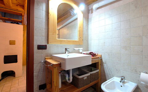 Baita Mountain View Pale San Martino: Espejo, Grifo, Lavabo, Arreglo De Tubería, Propiedad, Lavabo Del Baño, Baño, Madera, Edificio, Diseño De Interiores
