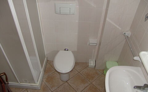 Bilocale Apartments Seaside: Baño, Asiento Del Baño, Baño, Arreglo De Tubería, Pared, Piso, Suelo, Blanco, Plomería, Diseño De Interiores