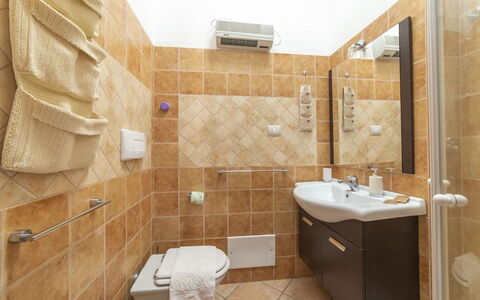 Trilocale Apartments Seaside: Lavabo Del Baño, Diseño De Interiores, Arreglo De Tubería, Piso, Lavabo, Baño, Suelo, Grifo, Plomería, Habitación