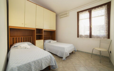 Villino Trilocale Apartments Seaside: Suelo, Diseño De Interiores, Habitación, Cama, Piso, Departamento, Mueble, Habitación, Marco De La Cama, Techo