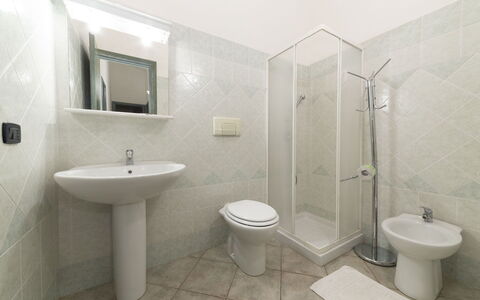 Villino Trilocale Apartments Seaside: Piso, Suelo, Diseño De Interiores, Techo, Arreglo De Tubería, Habitación, Lavabo, Baño, Loseta