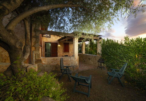 Villino Trilocale Apartments Seaside: Mueble, Jardín, Sombra, Mueble Para Exteriores, Patio Interior, Paisajismo, Manchas De Madera, Estructura Al Aire Libre, Silla, Hacienda