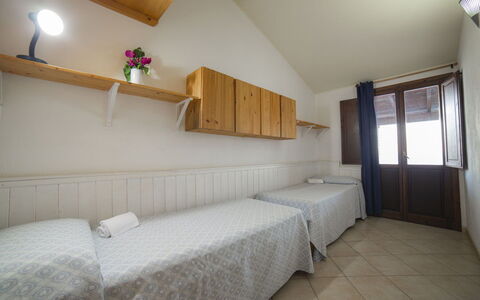 Villetta Seaside Sardegna: Madera, Piso, Suelo, Diseño De Interiores, Techo, Habitación, Mueble, Cama, Habitación, Departamento