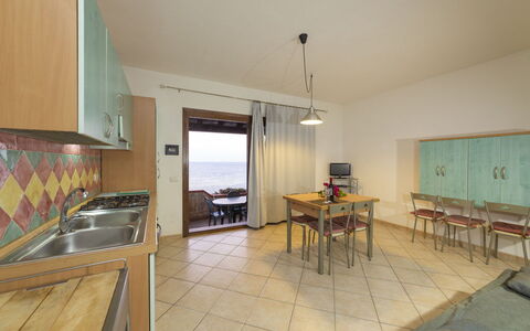 Villetta Seaside Sardegna: Mueble, Piso, Madera, Suelo, Diseño De Interiores, Mesa, Silla, Cocina Y Comedor Mesa, Habitación, Mar