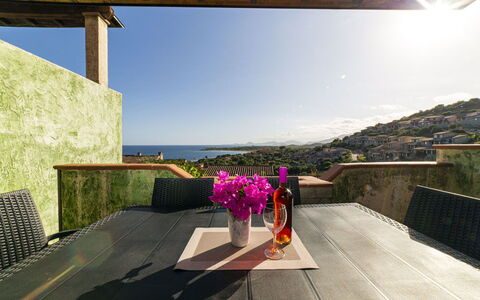 Villetta Seaside Sardegna: Recurso, Balcón, Silla, Eco Hotel, Mueble Para Exteriores, Sombra, Paisajismo, Piscina, Planta De Casa, Villa