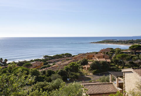 Villetta Seaside Sardegna: Cielo, Azul, Agua, Horizonte, Costa, Verano, Mar, Barrio Residencial, Costeras Y Los Accidentes Geográficos Oceánico, Paisaje