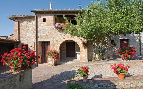 La Palazzina, Ville Di Corsano, Home And Pool: Flor, Planta, Edificio, Propiedad, Ventana, Cielo, Casa, Arquitectura, Maceta, Puerta