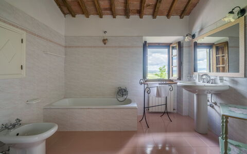La Palazzina, Ville Di Corsano, Home And Pool: Pared, Piso, Arreglo De Tubería, Suelo, Diseño De Interiores, Casa, Plomería, Grifo, Puerta, Baño