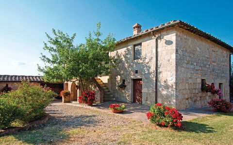 La Palazzina, Ville Di Corsano, Home And Pool: Planta, Cielo, Edificio, Ventana, Casa, Puerta, El Terreno Del Lote, Árbol, Cabaña, Pared