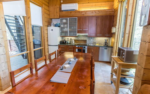 Matkajoentie 4B: Piso, Madera, Suelo, Diseño De Interiores, Techo, Mueble, Cocina, Manchas De Madera, Suelos De Madera, Habitación
