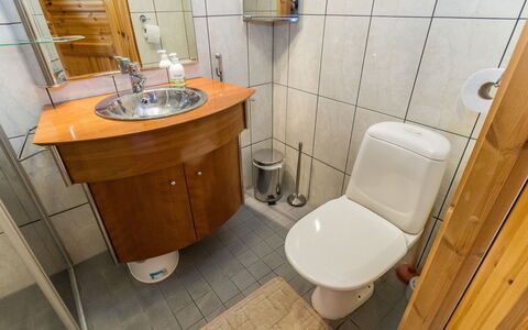 Matkajoentie 4B: Lavabo Del Baño, Arreglo De Tubería, Baño, Lavabo, Madera, Piso, Suelo, Asiento Del Baño, Grifo, Diseño De Interiores