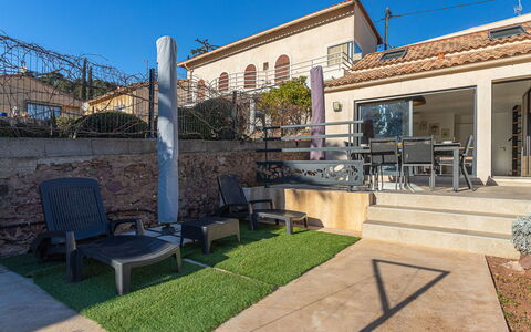 Maison Fabrégas: Barrio Residencial, Casa, Sombra, Inmuebles, Jardín, Balcón, Patio, Mueble Para Exteriores, Losa