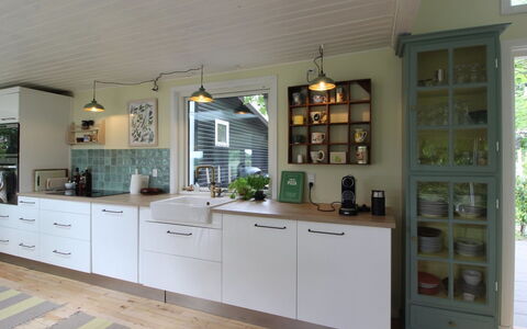 Mielikki - 2Km from the Sea: Diseño De Interiores, Gabinetes, Mostrador, Cocina, Piso, Mueble, Lámpara, Cajón, Techo, Alacena