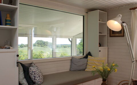 Mielikki - 2Km from the Sea: Diseño De Interiores, Madera, Piso, Suelo, Mueble, Casa, Habitación, Techo, Vaso, Sala
