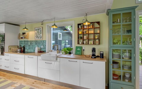 Mielikki - 2Km from the Sea: Cocina, Gabinetes, Diseño De Interiores, Mostrador, Mueble, Aparato De Cocina, Madera, Piso, Electrodoméstico, Techo