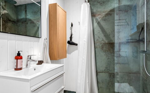 Hellena - 600M from the Sea: Piso, Arreglo De Tubería, Suelo, Diseño De Interiores, Plomería, Baño, Loseta, Grifo, Lavabo, Baño