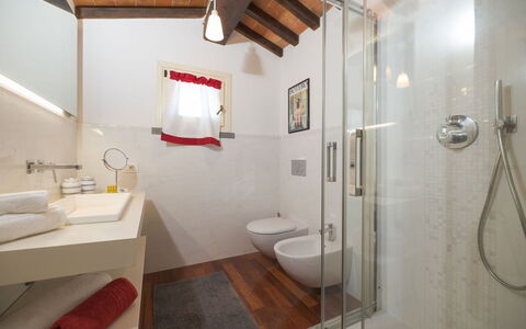 Villa Elena: Piso, Pared, Diseño De Interiores, Suelo, Arreglo De Tubería, Baño, Techo, Lavabo, Casa, Habitación