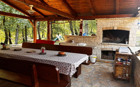 Casa Robinson Nature, Wifi, Istria, Croazia: Mueble, Madera, Mesa, Silla, Sombra, Cocina Y Comedor Mesa, Mesa Al Aire Libre, Mueble Para Exteriores, Manchas De Madera, Patio Interior